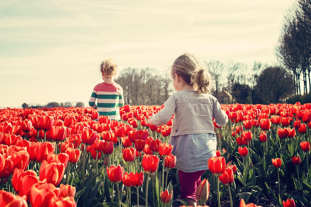 Kinderen planten bloemen in een slimme tuin.
