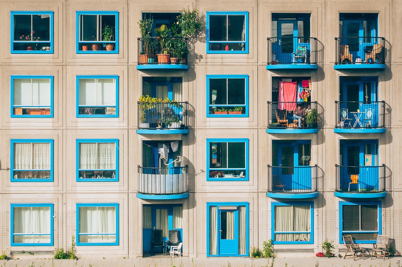 Plantenrijke balkons met kleurvolle bloemen in de stad.