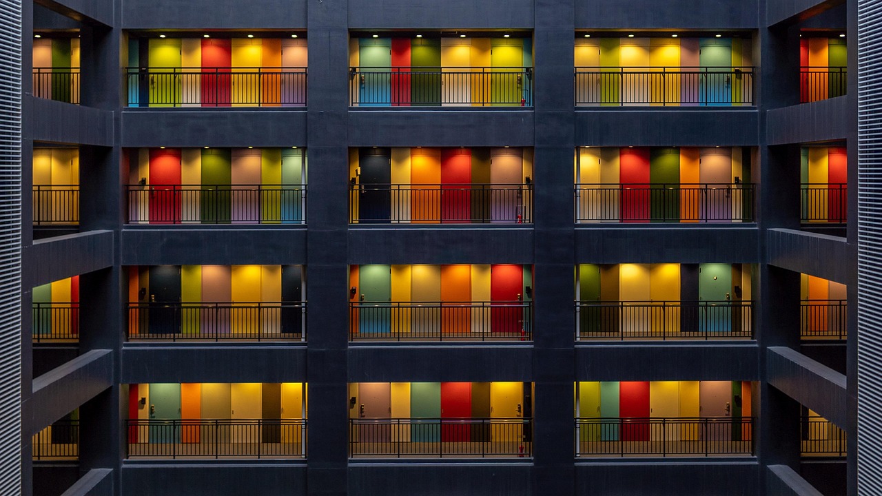 Verticaal tuinieren op klein stedelijk balkon.