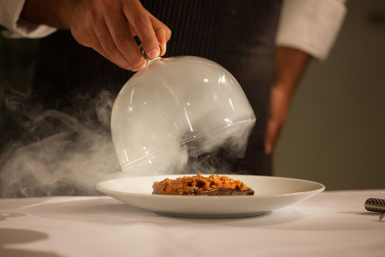 Minimalistisch gedecoreerde tafel met gastronomische creaties.