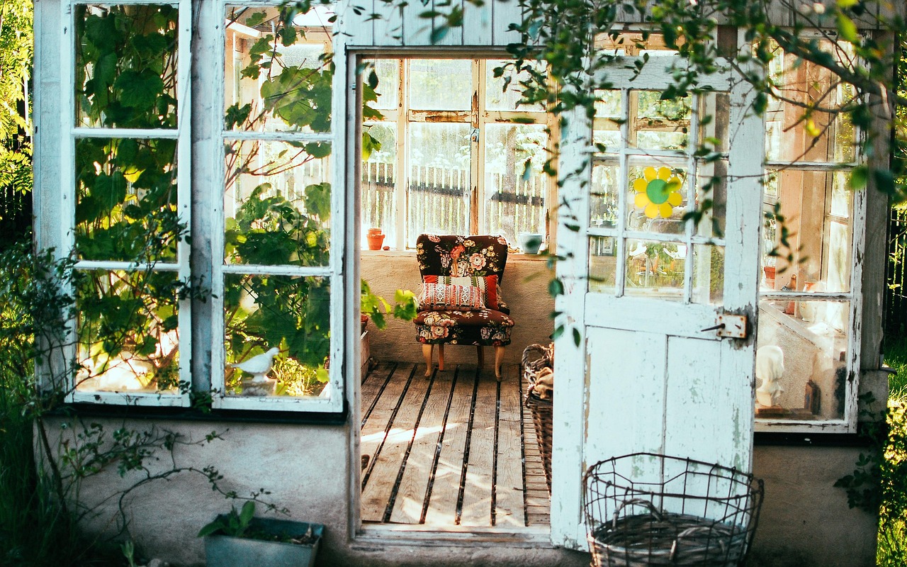 Romantisch tuinpad met wilde bloemen. Romantisch tuinpad met wilde bloemen.