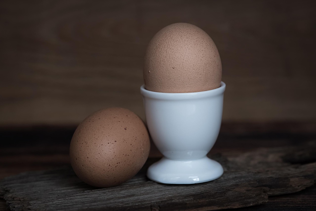 Gezin deelt eetbare geluksmomenten rond keukentafel.
