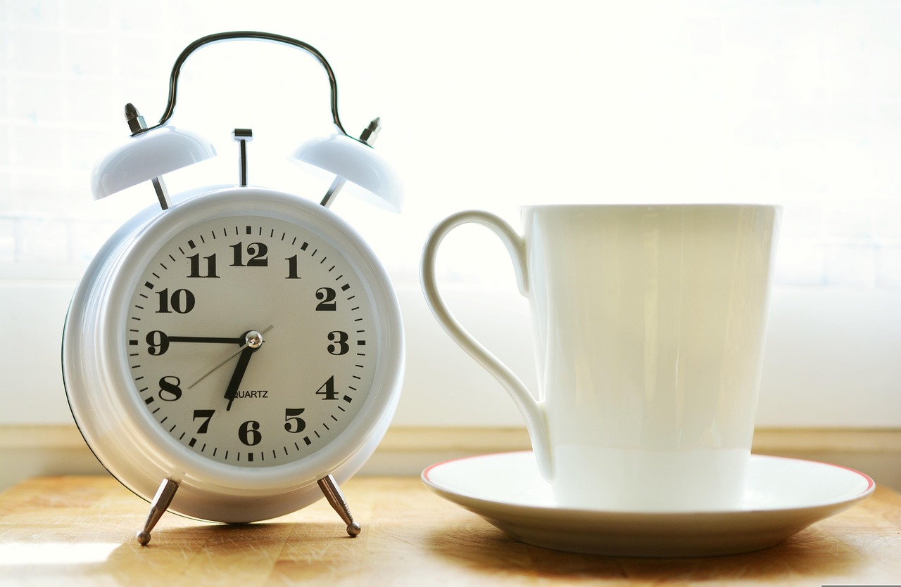 Man geniet van diverse ochtendrituelen in keuken.