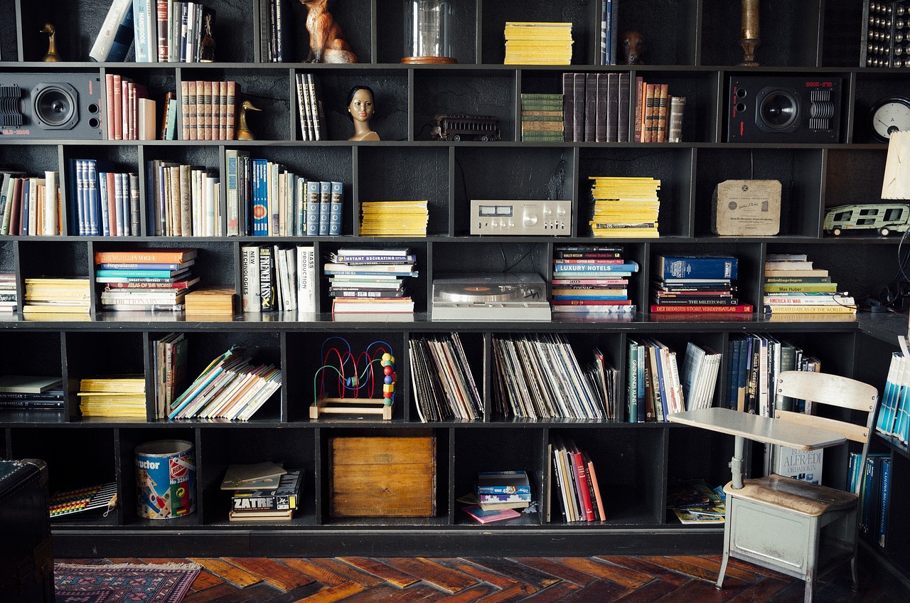 Moderne thuisbibliotheek met houten boekenplanken. Moderne thuisbibliotheek met houten boekenplanken.