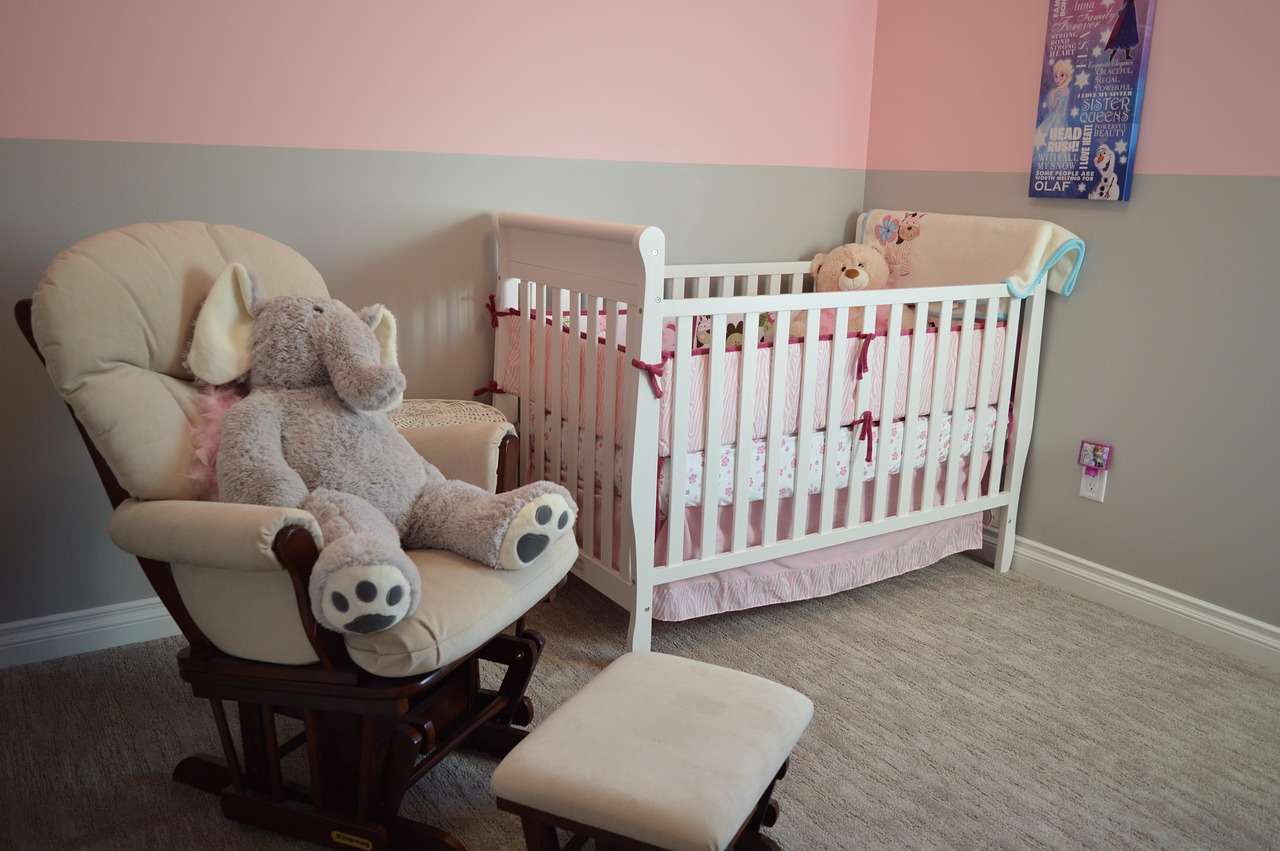 Minimalistisch inrichting met zachte kleuren in babykamer. Minimalistisch inrichting met zachte kleuren in babykamer.