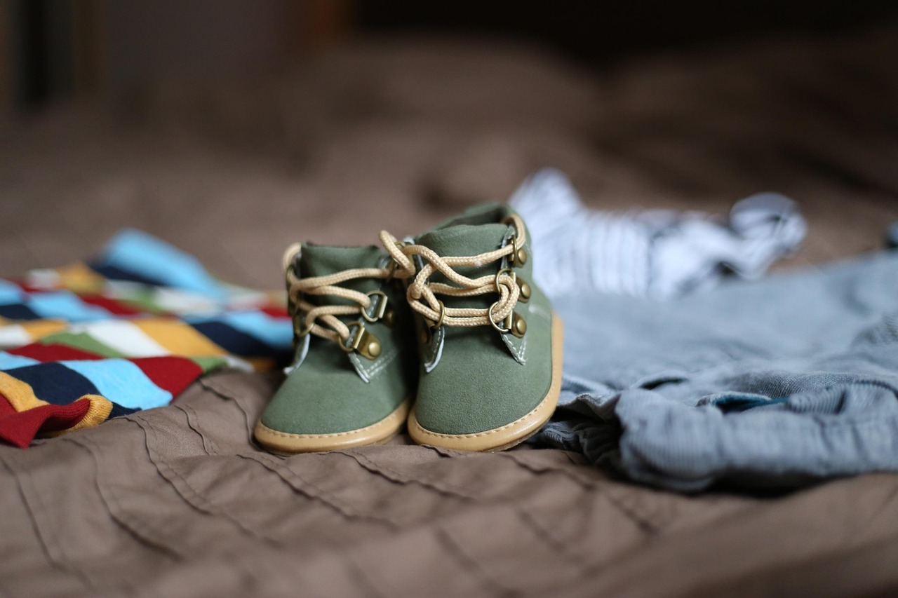 Babybedje met eenvoudige, minimalistische decoratie. Babybedje met eenvoudige, minimalistische decoratie.