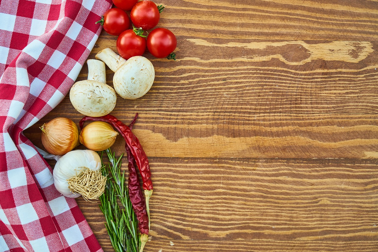 Zelfgemaakt saladebuffet voor zomerse picknick.
