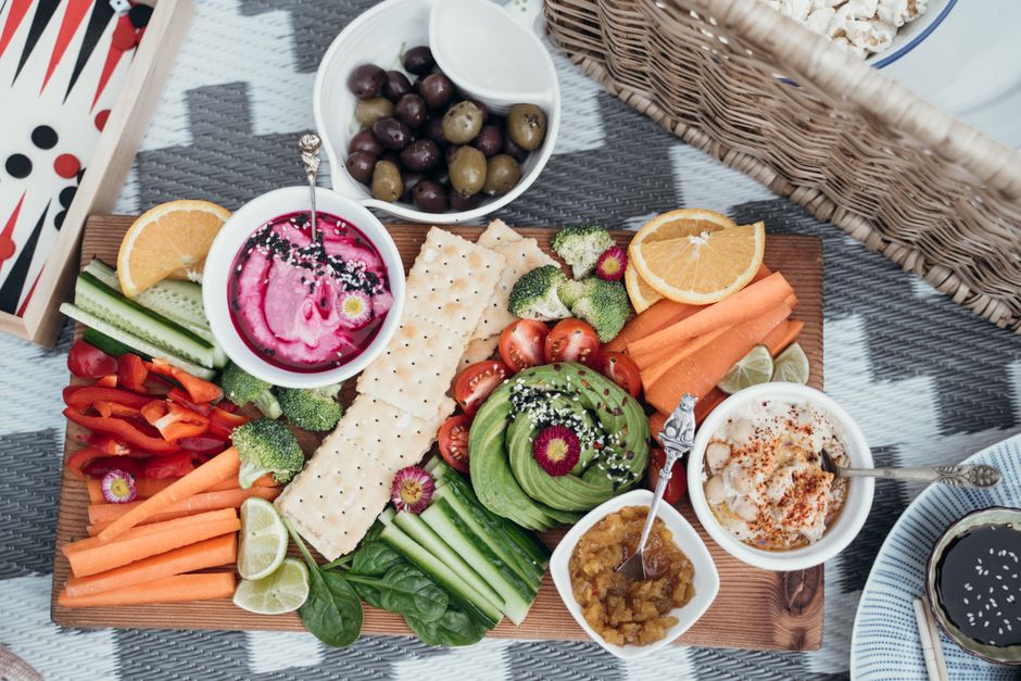 Picknickmand gevuld met biologisch fruit en brood.