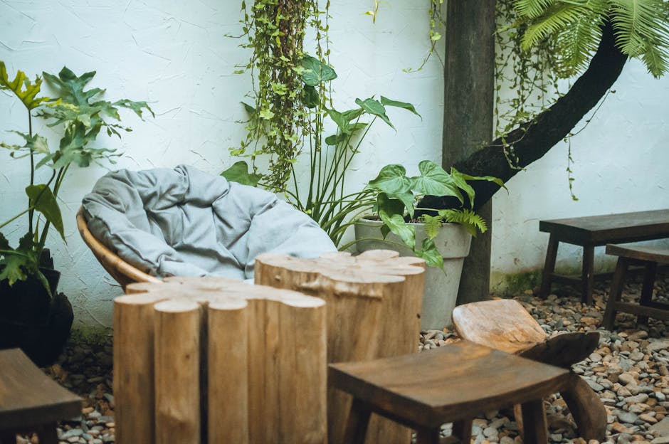 Eettafel van duurzaam hout met regenbestendige stoelen. Eettafel van duurzaam hout met regenbestendige stoelen.