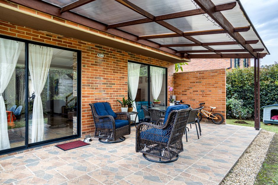 Veranda met slimme verlichting en natuurlijke ventilatie. Veranda met slimme verlichting en natuurlijke ventilatie.