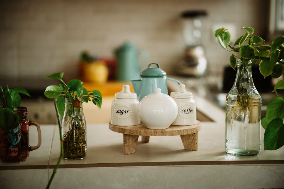 Gerecyclede accessoires decoreren zomerse keukentafel.