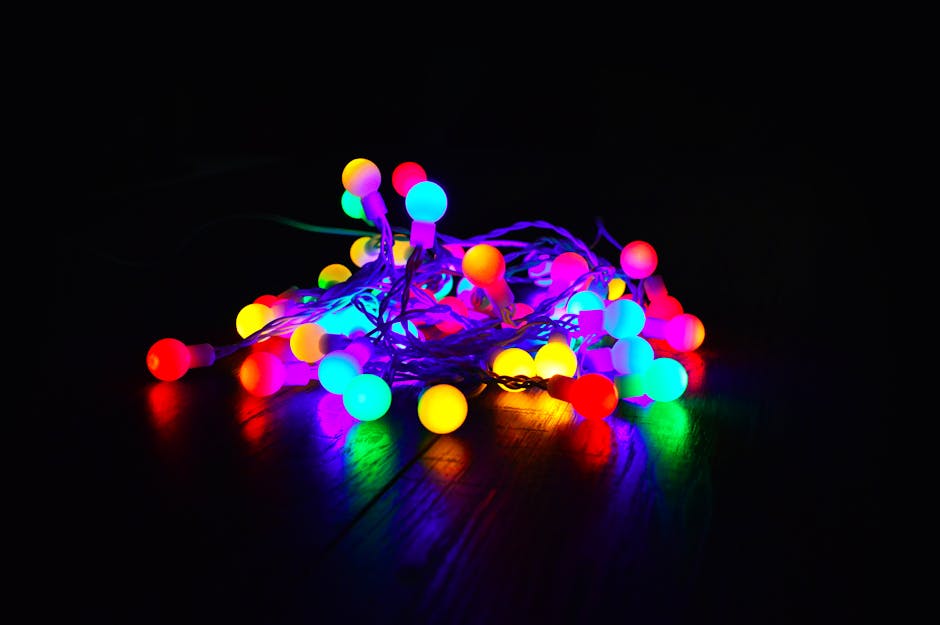 LED-lichtinstallaties verlichten sfeervol zomerse tuin. LED-lichtinstallaties verlichten sfeervol zomerse tuin.