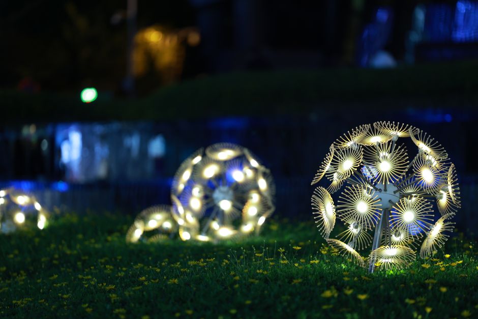 Strakke LED-verlichting siert moderne buitenlounge. Strakke LED-verlichting siert moderne buitenlounge.