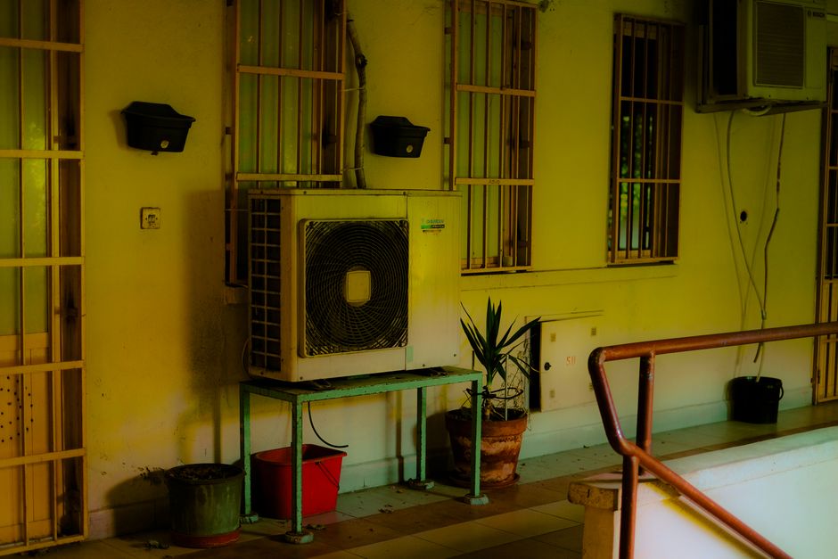 Moderne airconditioner aan muur geïnstalleerd.
