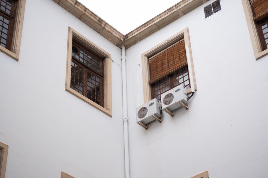 Split-unit airco met buitenunit op balkon.