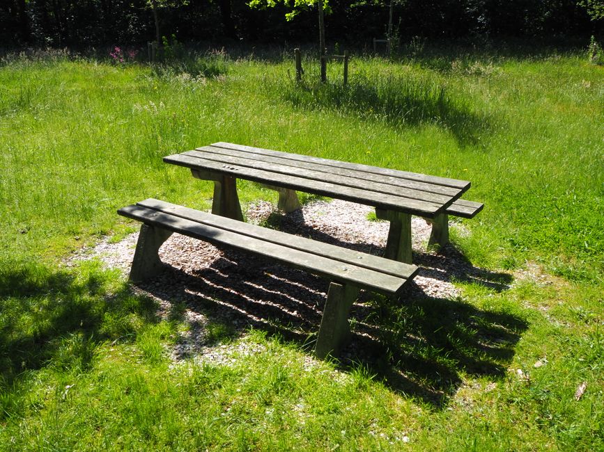 Minimalistisch teakhouten loungeset op zonnig terras.