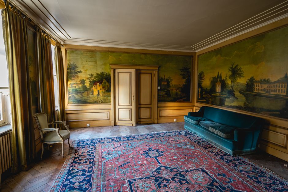 Vlechtwerk stoel in moderne woonkamer setting.
