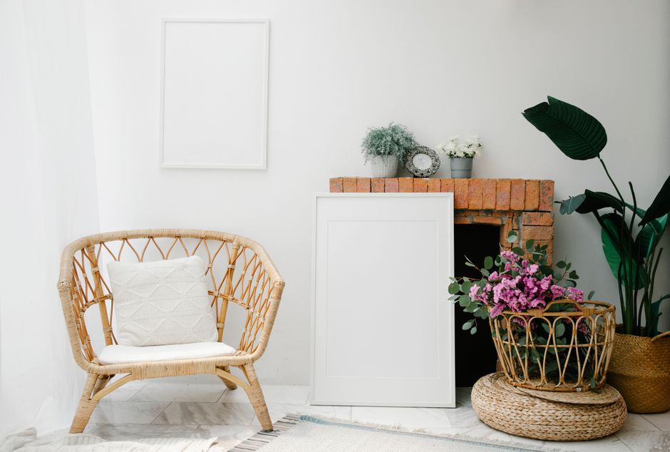 Sfeervol interieur met rotan meubels en accenten.