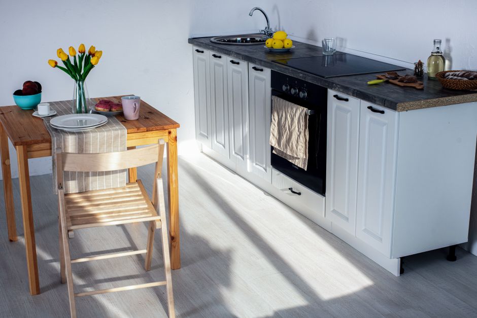 Minimalistische zomerkeuken met houten elementen.