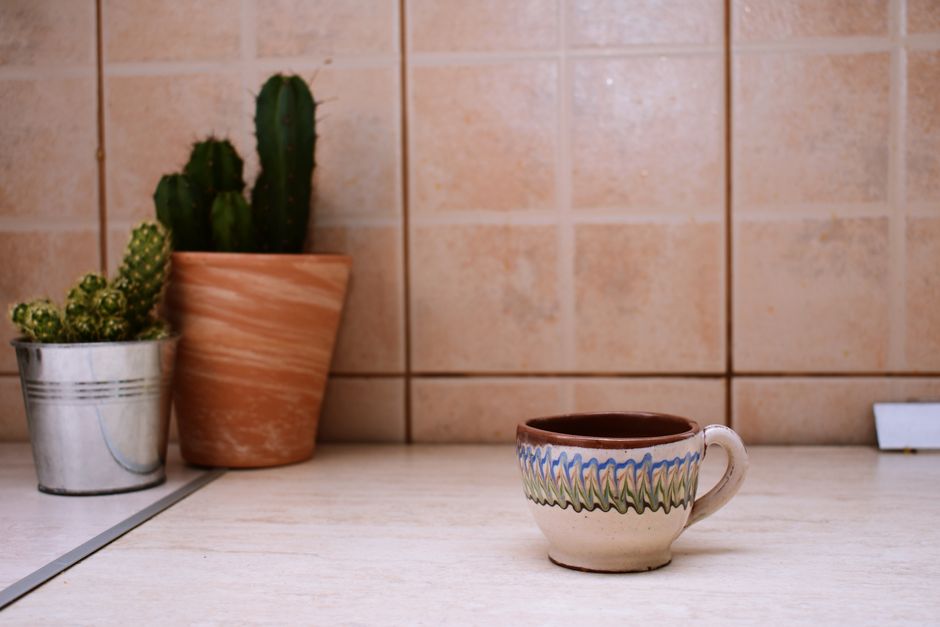 Authentieke terracotta schalen voor keukeninrichting.