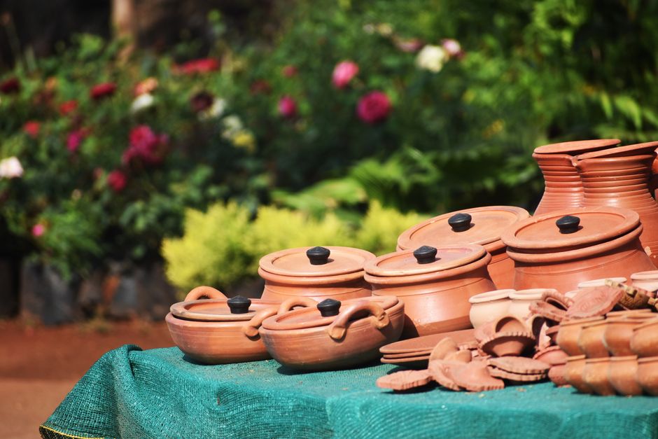 Rustieke terracotta potten op houten planken.