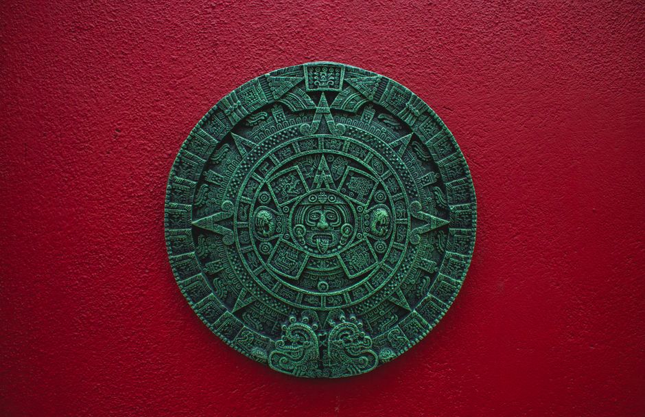 Decoratieve Azteekse kast met kleurrijke symbolen.