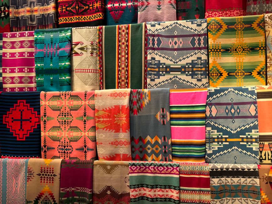 Azteekse houten stoel met gedetailleerd houtsnijwerk.