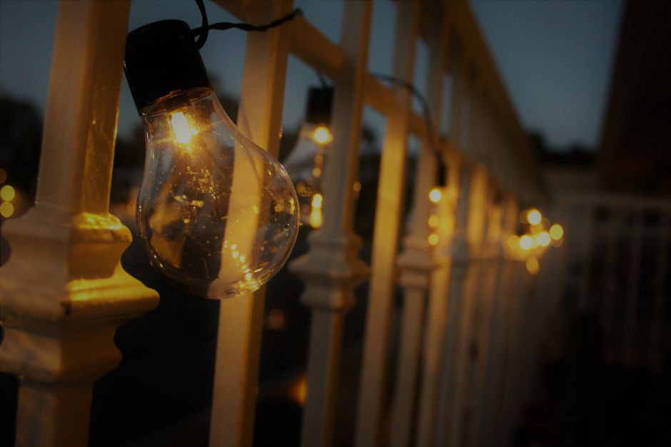 Sfeervolle lantaarns verlichten een romantisch terras.