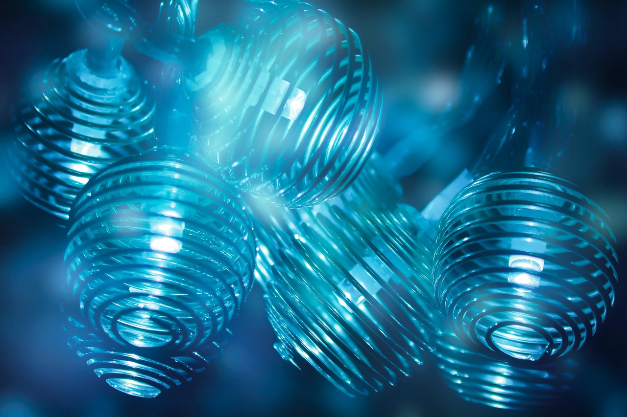 Zelfgemaakte LED-lichtslingers boven zomertafel. Zelfgemaakte LED-lichtslingers boven zomertafel.
