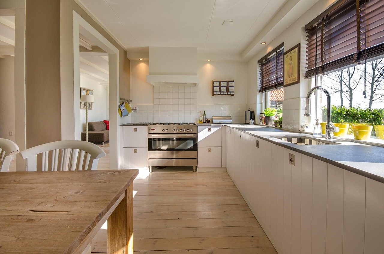 Sisal tapijt in helder zomerinterieur.