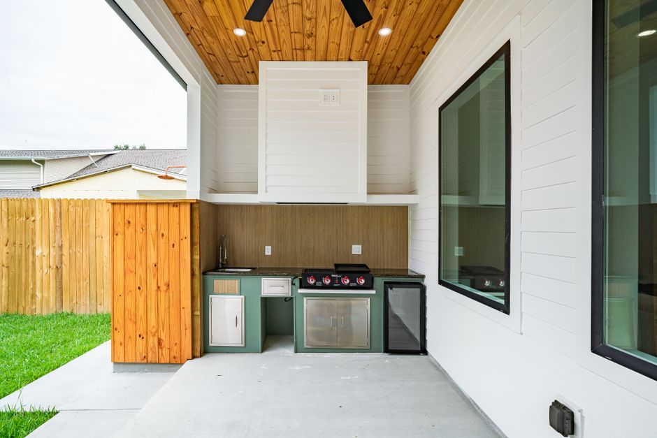Moderne compacte buitenkeuken bij zonsondergang gebruikt. Moderne compacte buitenkeuken bij zonsondergang gebruikt.
