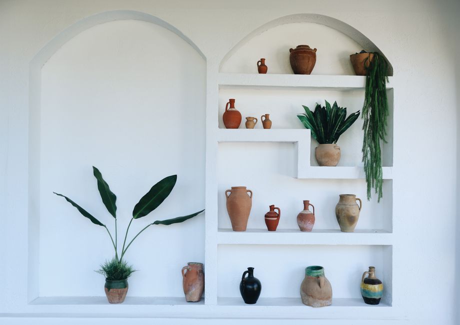 Stijlvol terracotta in klassieke woonkamer.