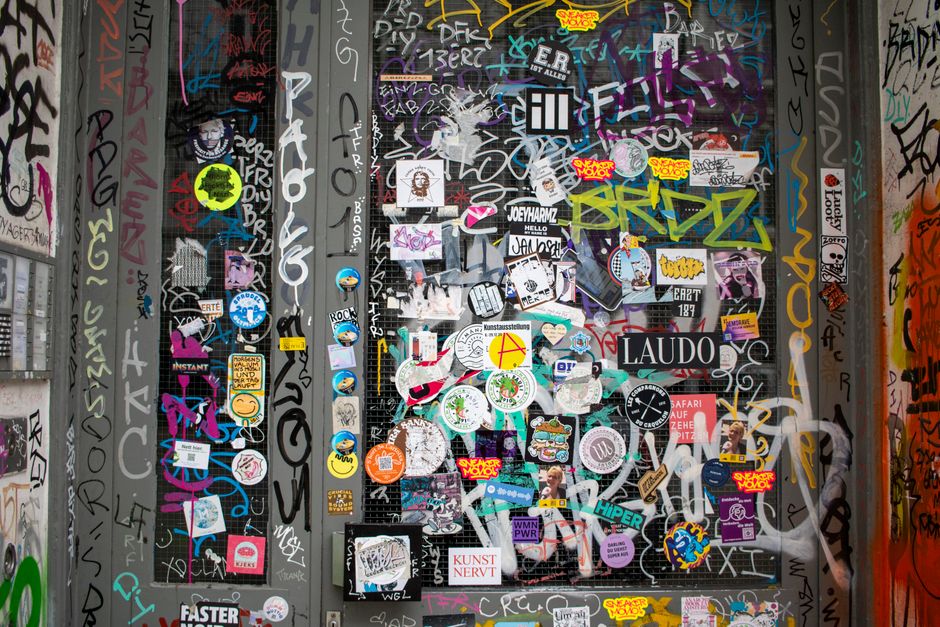 Privacy-verhogende raamstickers met tropisch palmmotief.