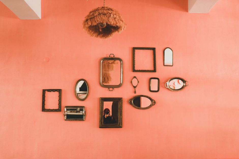 Handgemaakte terracotta muurdecoratie met natuurmotief.