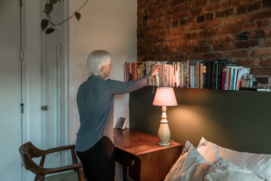 Stijlvolle zwevende boekenplank boven groot bed. Stijlvolle zwevende boekenplank boven groot bed.