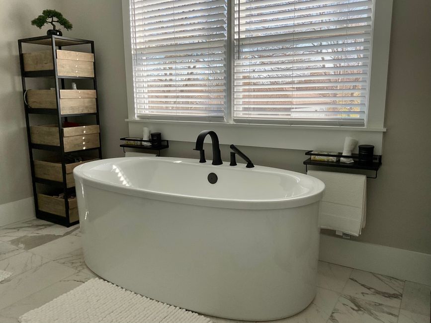 Persoonlijke spa-omgeving met herfstdecor en handdoeken.