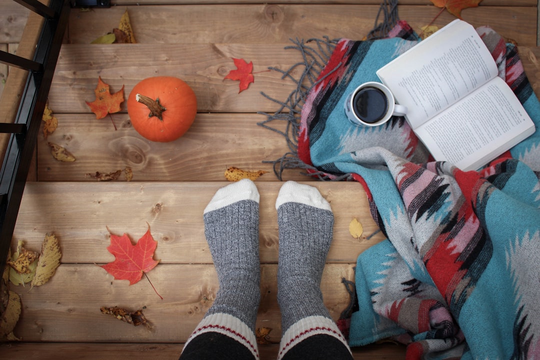 Knusse leeshoek met herfstdecor en zachte dekens. Knusse leeshoek met herfstdecor en zachte dekens.