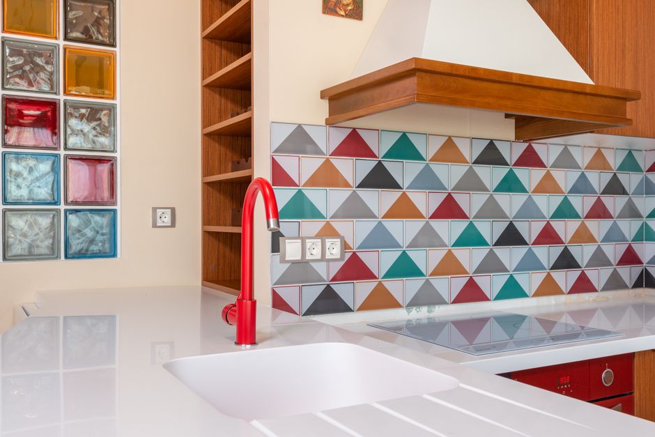 Duurzame glazen keukenachterwand met stijlvolle details.