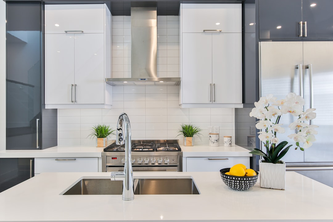 Moderne keuken met marmeren achterwand in 2026.