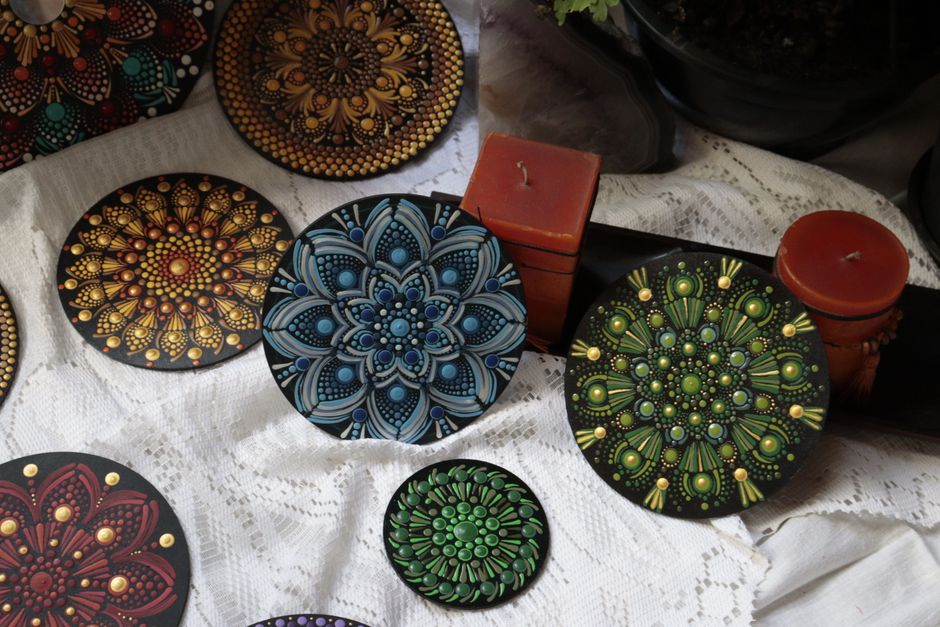 Mandala motief op schaal met herfstbladeren. Mandala motief op schaal met herfstbladeren.