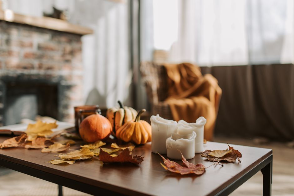 Gezellige fauteuils en pompoenen in herfstkamer Gezellige fauteuils en pompoenen in herfstkamer