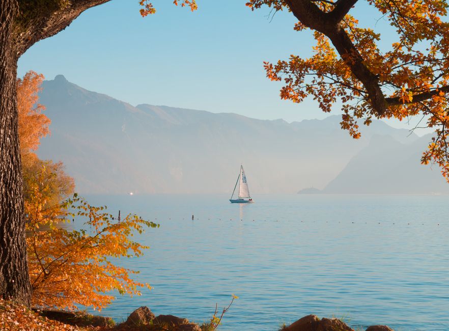 Nautisch herfstinterieur met zeilboot op wand. Nautisch herfstinterieur met zeilboot op wand.